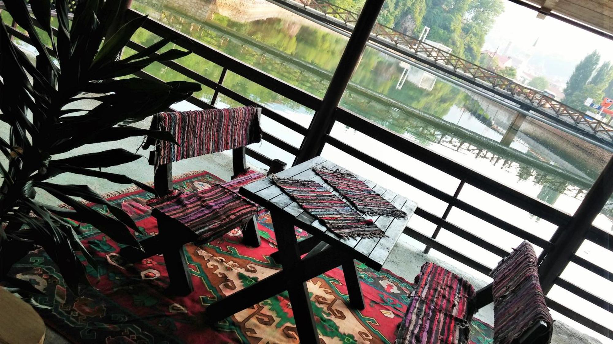 Pansion River Sarajevo Bilik gambar